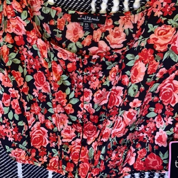 Mixed Threads LA crop top - Picture 3 of 4